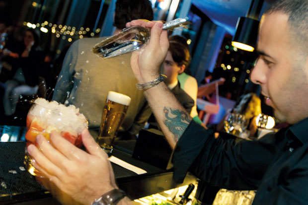 skylounge-amsterdam-barman